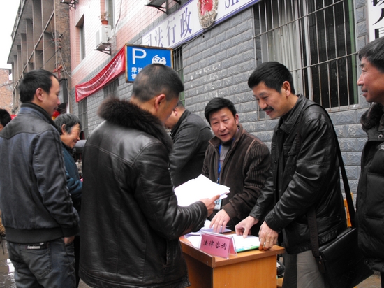 龙山镇：组织2012年3月法制宣传月活动(图1)