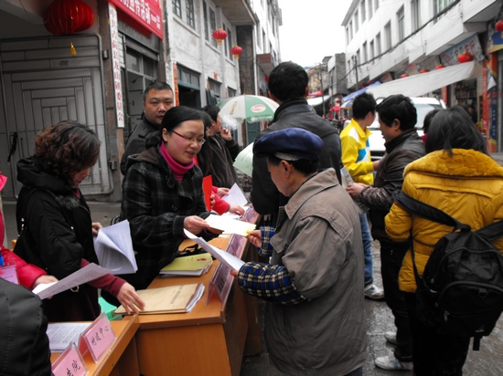 龙山镇：组织2012年3月法制宣传月活动(图2)