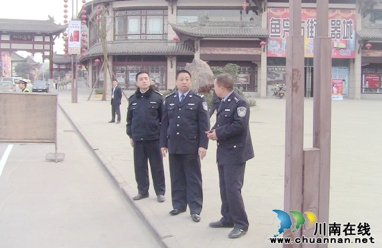 叙永县公安局交警大队严格规范城区停车秩序(图1)