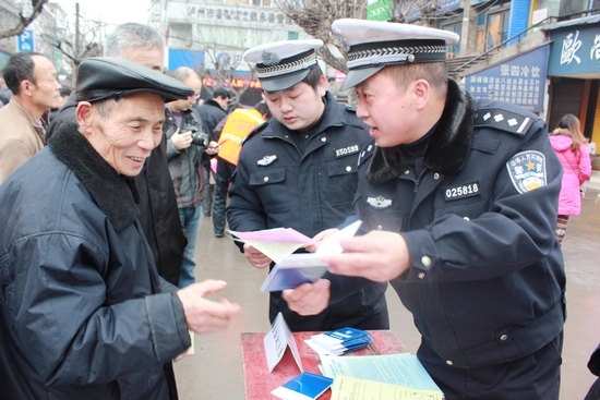 叙永交警参加"学雷锋见行动&nbsp;创文明促发展"宣传活动(图2)