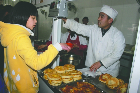 泸州医学院食堂卖饼哥&nbsp;我们心中的“硕导”(图1)