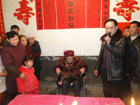 叙永：五代同堂贺百岁寿星(图1)