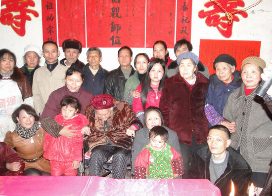 叙永：五代同堂贺百岁寿星(图2)
