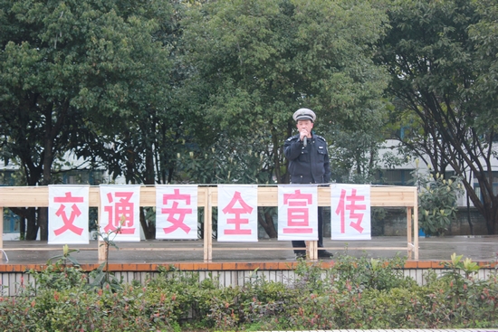 叙永交警深入开展“护卫天使”宣传活动(图1)