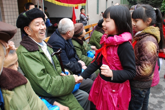 叙永掀起雷锋热&nbsp;福利院来了小雷锋(图4)