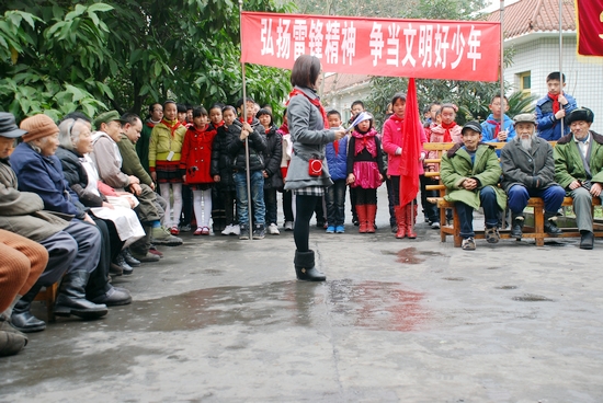 叙永掀起雷锋热&nbsp;福利院来了小雷锋(图1)