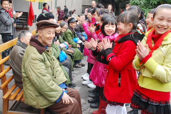 叙永掀起雷锋热&nbsp;福利院来了小雷锋(图5)