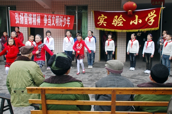 叙永掀起雷锋热&nbsp;福利院来了小雷锋(图3)