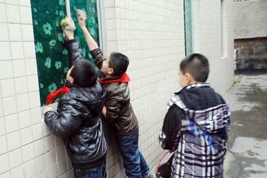 叙永掀起雷锋热&nbsp;福利院来了小雷锋(图2)