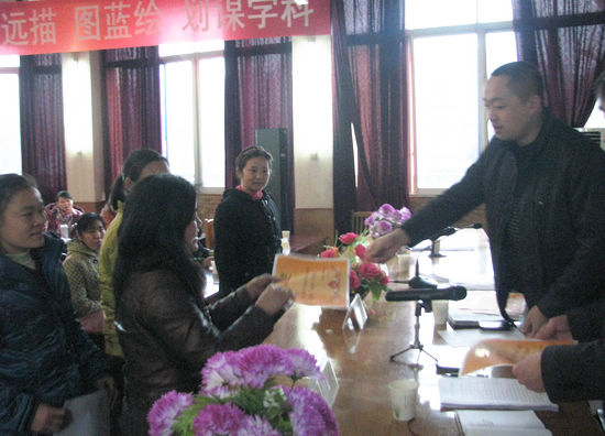 水尾镇:举行"展巾帼风采、扬水尾文化"表彰大会(图2) 水尾镇:举行"展巾帼风采、扬水尾文化"表彰大会(图2)
