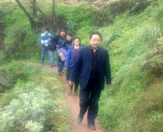 叙永总工会冒雨登山喜迎“三八”节(图3) 叙永总工会冒雨登山喜迎“三八”节(图3)