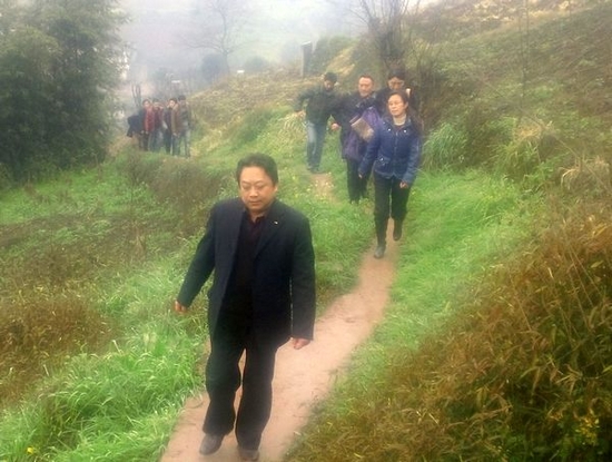 叙永总工会冒雨登山喜迎“三八”节(图2) 叙永总工会冒雨登山喜迎“三八”节(图2)