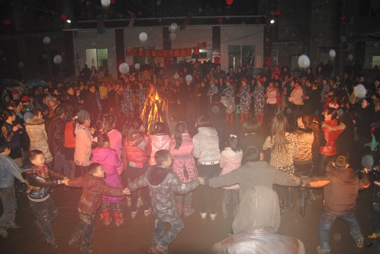 马岭镇:三八妇女节开篝火晚会 送文艺下乡(图1) 马岭镇:三八妇女节开篝火晚会 送文艺下乡(图1)
