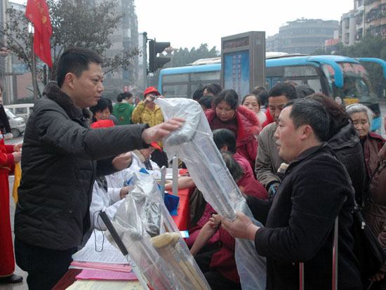龙马潭区：万名“活雷锋”服务城乡群众(图2)