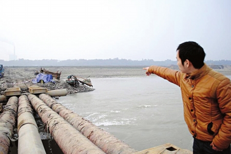 泸州：纳溪一渔船载人过江翻了&nbsp;5人获救2人失踪(图1)