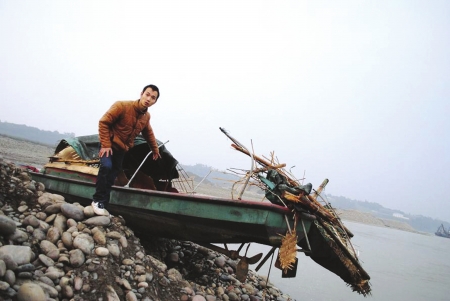 泸州：纳溪一渔船载人过江翻了&nbsp;5人获救2人失踪(图3)