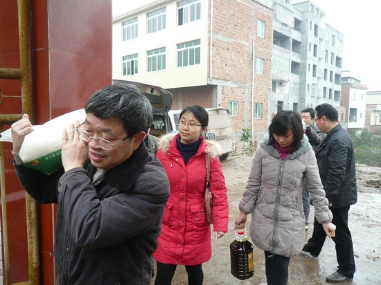 合江县金融系统志愿者慰问佛荫镇敬老院老人(图1) 合江县金融系统志愿者慰问佛荫镇敬老院老人(图1)