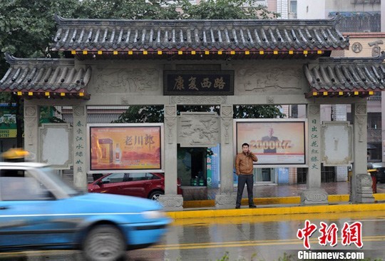 隆昌现“最牛公交站”造价10万 单个耗石60吨