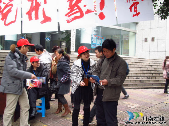 龙马潭区国税局深入推进学雷锋活动(图1)