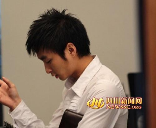 泸州籍歌手10年打拼&nbsp;首张MV《因为是爱》全国发行(图1)