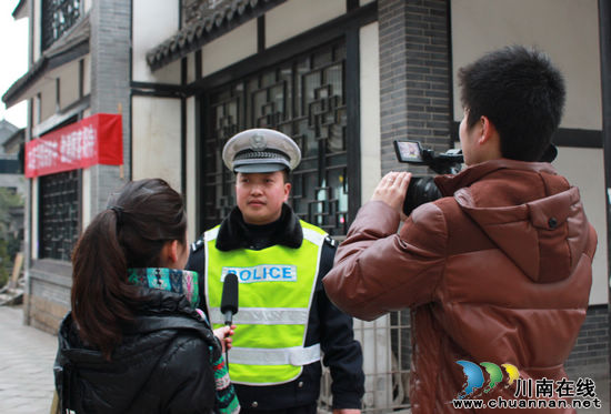 叙永：媒体随警作战&nbsp;曝光违章车辆(图2)