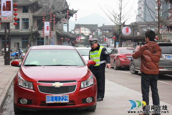 叙永：媒体随警作战&nbsp;曝光违章车辆(图1)