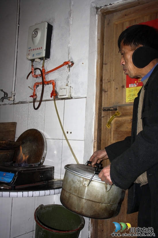 龙车镇：玻璃钢沼气池受欢迎(图2)