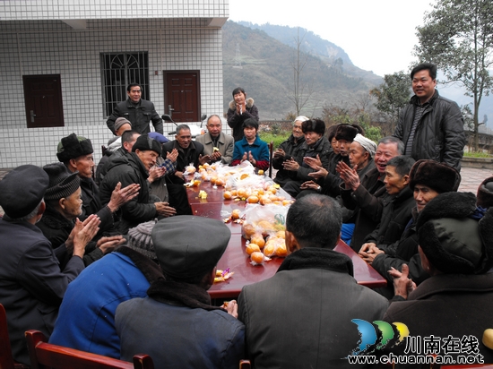 龙山镇：关爱老人&nbsp;&nbsp;与爱同行(图1)