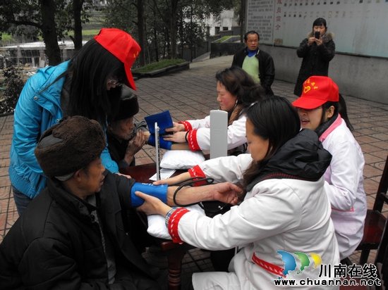 龙山镇：关爱老人&nbsp;&nbsp;与爱同行(图2)