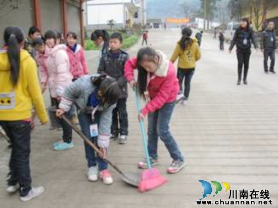 黄坭中学：学雷锋&nbsp;&nbsp;我为家乡添光彩(图2)