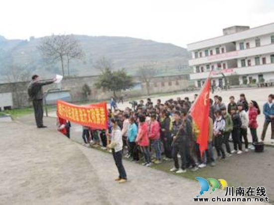 黄坭中学：学雷锋&nbsp;&nbsp;我为家乡添光彩(图1)