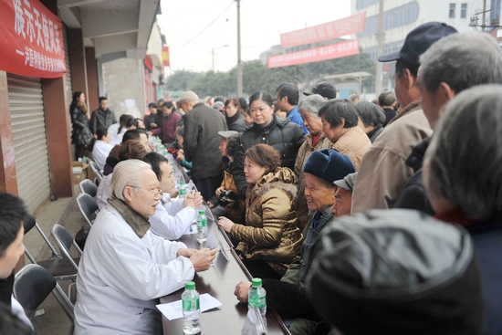 泸医附院：弘扬雷锋精神&nbsp;&nbsp;展示天使风采(图2)