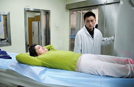 自贡公交33路又惹祸&nbsp;急刹车摔断乘客尾椎(图1)