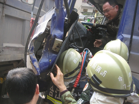 泸州合江：两货车追尾&nbsp;消防官兵营救被困者(图4)