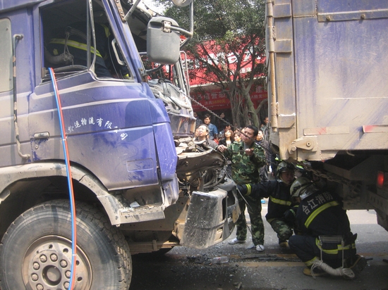 泸州合江：两货车追尾&nbsp;消防官兵营救被困者(图2)