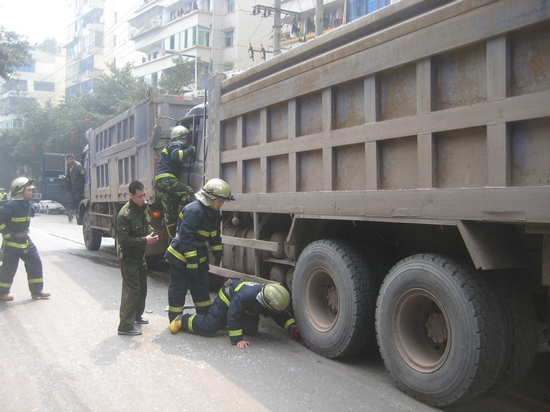 泸州合江：两货车追尾&nbsp;消防官兵营救被困者(图1)