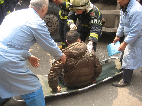 泸州合江：两货车追尾&nbsp;消防官兵营救被困者(图5)