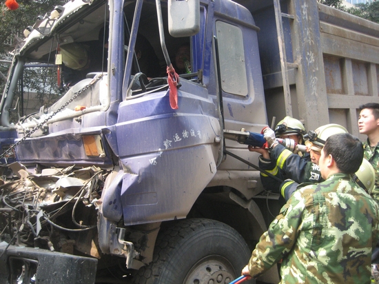 泸州合江：两货车追尾&nbsp;消防官兵营救被困者(图3)