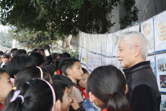 罗汉中学:"红色邮展"进校园&nbsp;"雷锋精神"代代传(图2)