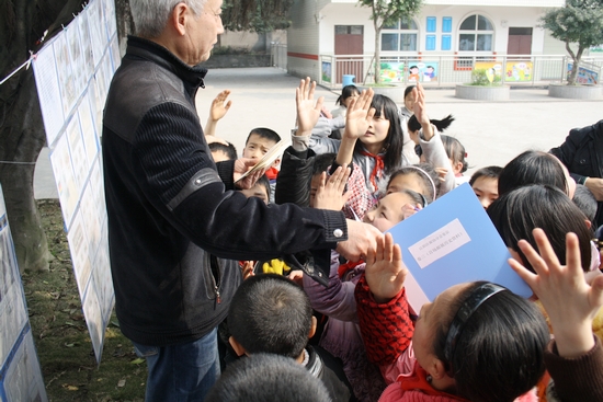 罗汉中学:"红色邮展"进校园&nbsp;"雷锋精神"代代传(图1)