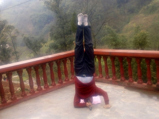 叙永63岁老人&nbsp;头倒立地30分钟连唱8支歌(图1)