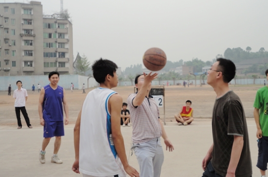 宜宾县一中：学生集体减压&nbsp;以"阳光心态"备战高考(图1)