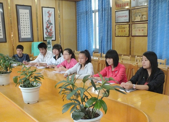 宜宾县一中：学生集体减压&nbsp;以"阳光心态"备战高考(图3)