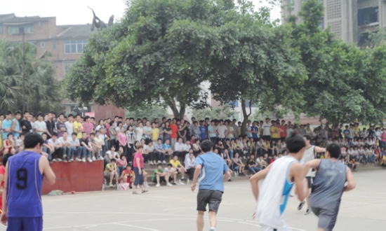 宜宾县一中：学生集体减压&nbsp;以"阳光心态"备战高考(图2)