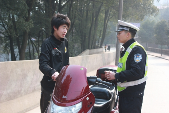 叙永交警：强化城区交通秩序管理(图1)