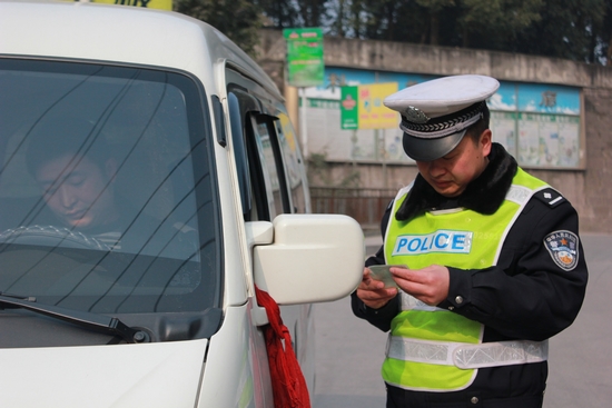 叙永交警：强化城区交通秩序管理(图2)