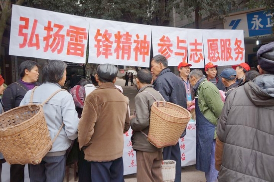 立石镇：又掀起“学习雷锋好榜样”的风潮(图1)