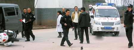 泸州一协警刹车不及时&nbsp;警用摩托"吻"上面包车(图2)