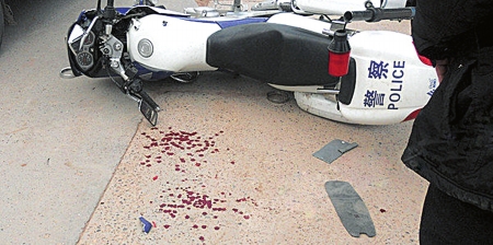 泸州一协警刹车不及时&nbsp;警用摩托"吻"上面包车(图1)