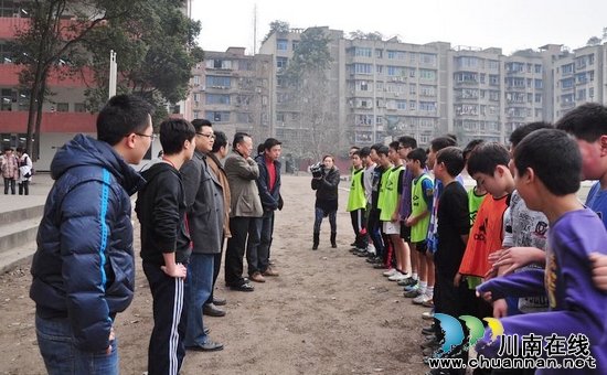 宜宾:"余旋风"来宜&nbsp;育才中学劲吹"余东风"(图1)